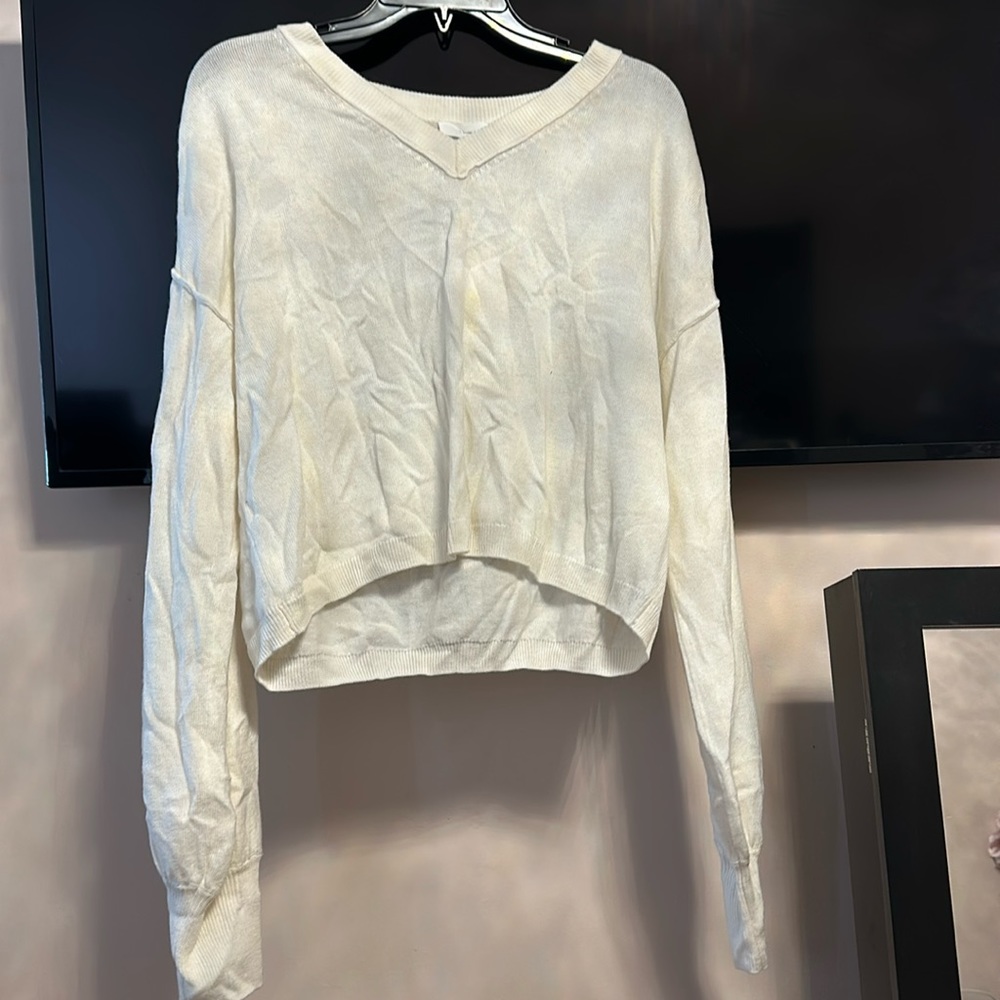 Size Large a loves a cream color cropped lightweight sweater